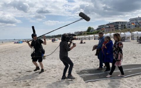 Tonassistent am Strand von Bansin auf Usedom mit Angelika Mann